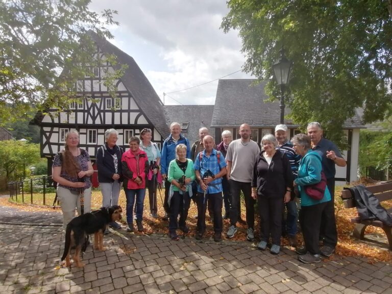 Gelungene Sagenweg-Wanderung des Heimatvereins Helmeroth